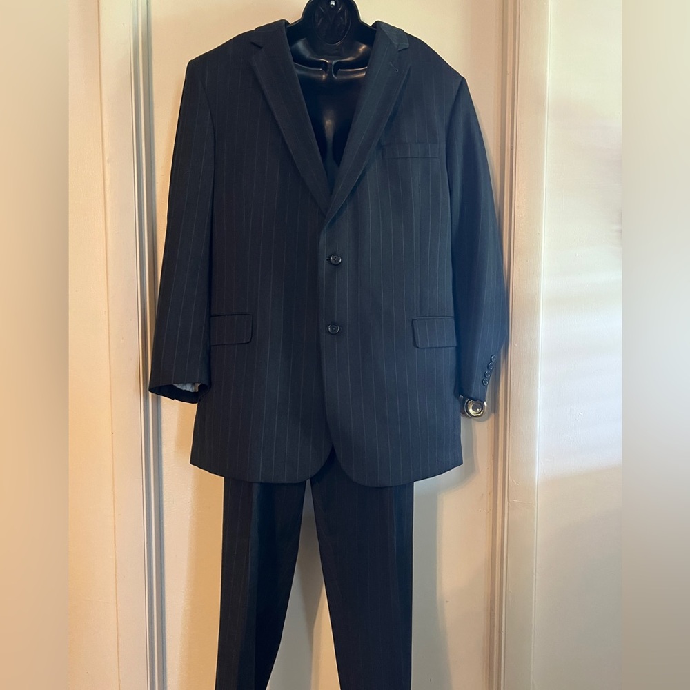 Jos. A. Bank 100% Wool Men’s Charcoal Suit (Jacket 43L / Pants 38W)